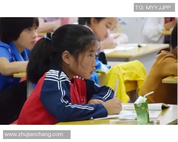 当绿茵场上的爱恋绽放足球明星与追梦女孩的浪漫故事